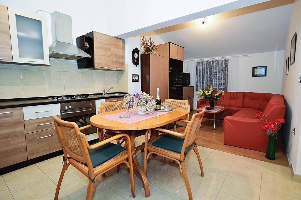 Apartments Bijuk Sukosan Luaran gambar